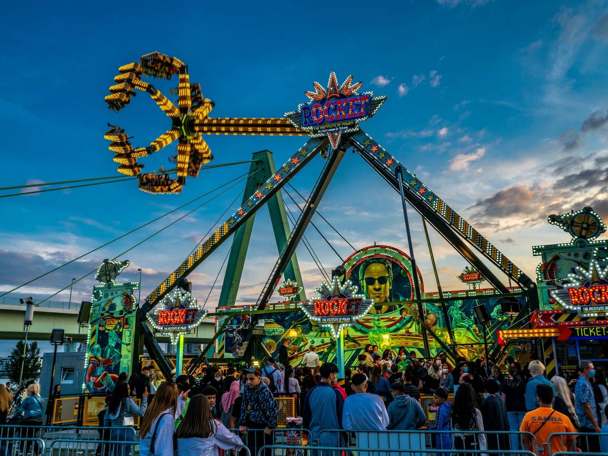 Das Fahrgeschäft Rocket Pop-Up-Freizeitpark auf der Deutzer Werft