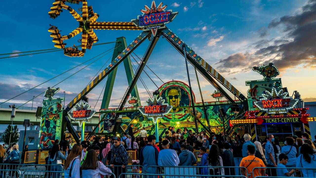 Das Fahrgeschäft Rocket Pop-Up-Freizeitpark auf der Deutzer Werft