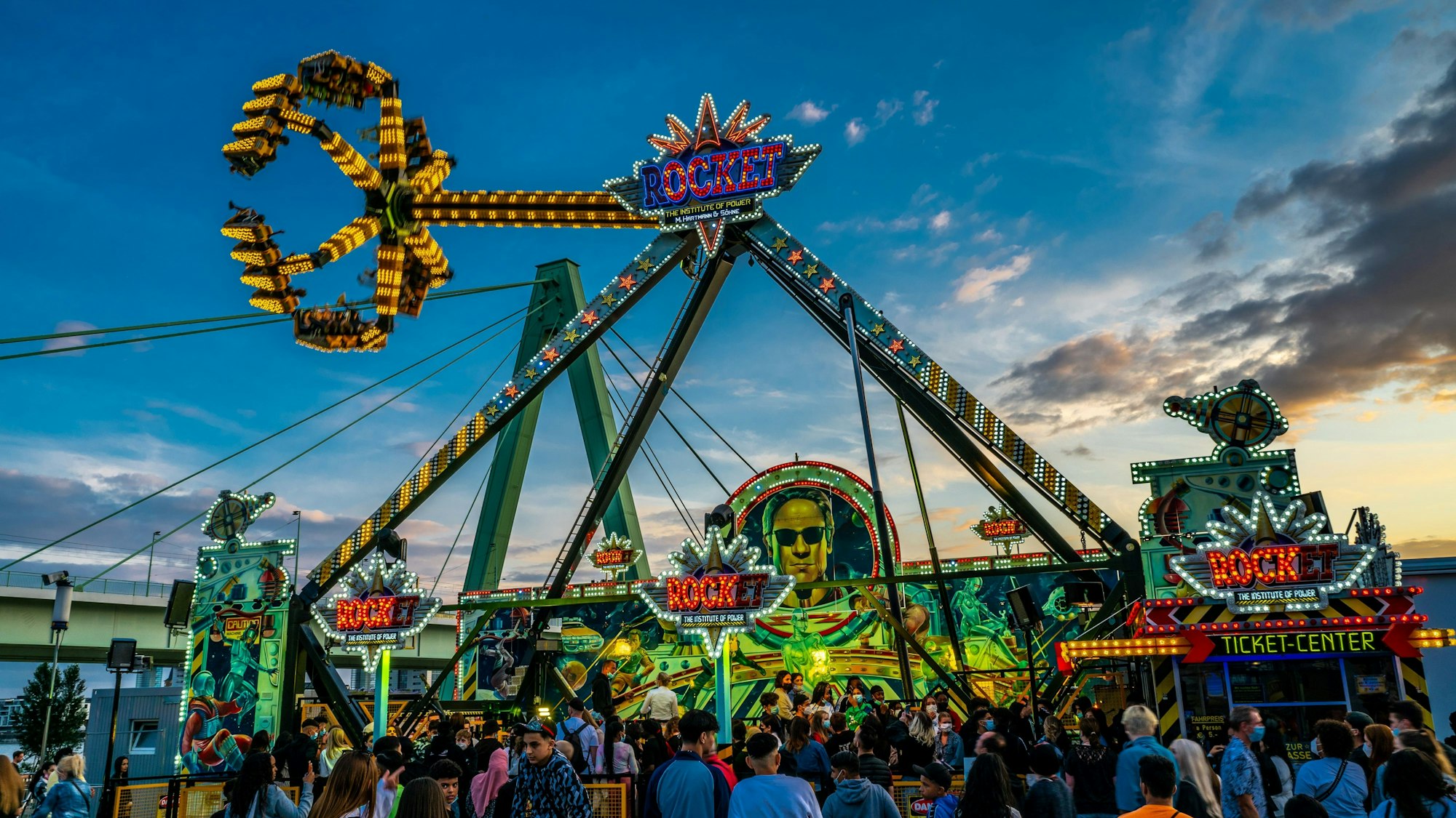 Das Fahrgeschäft Rocket Pop-Up-Freizeitpark auf der Deutzer Werft