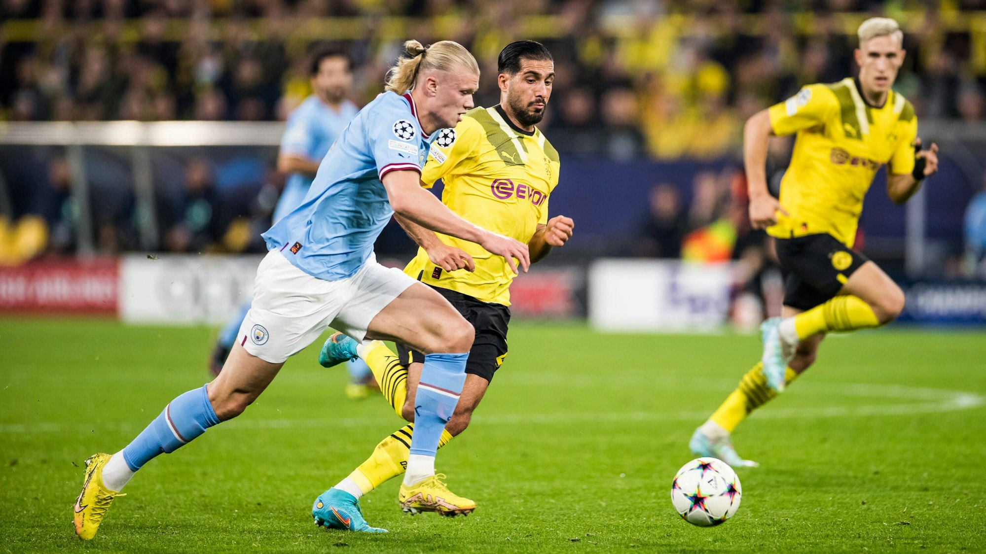Erling Haaland im Duell mit Emre Can.