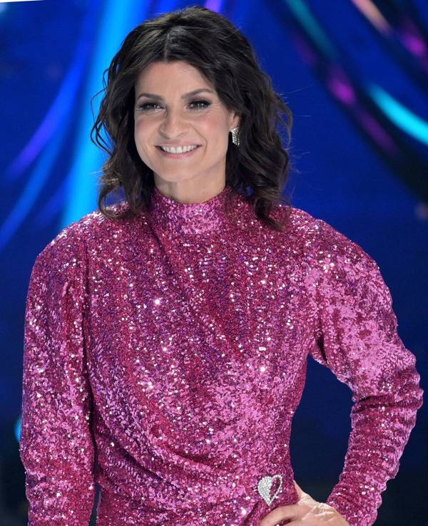 Die Moderatorin Marlene Lufen steht bei einem Fototermin zur Sat.1 Fernsehshow "Dancing on Ice" im Studio auf einer Eisfläche.
