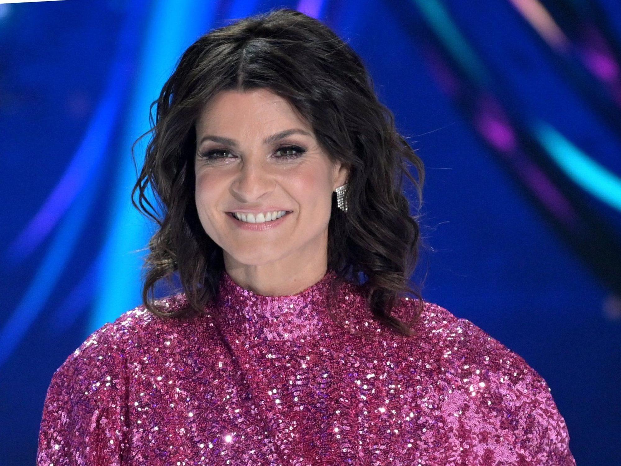Marlene Lufen moderiert in einem glitzernden Pailletten-Kleid eine Sat.1-Show.