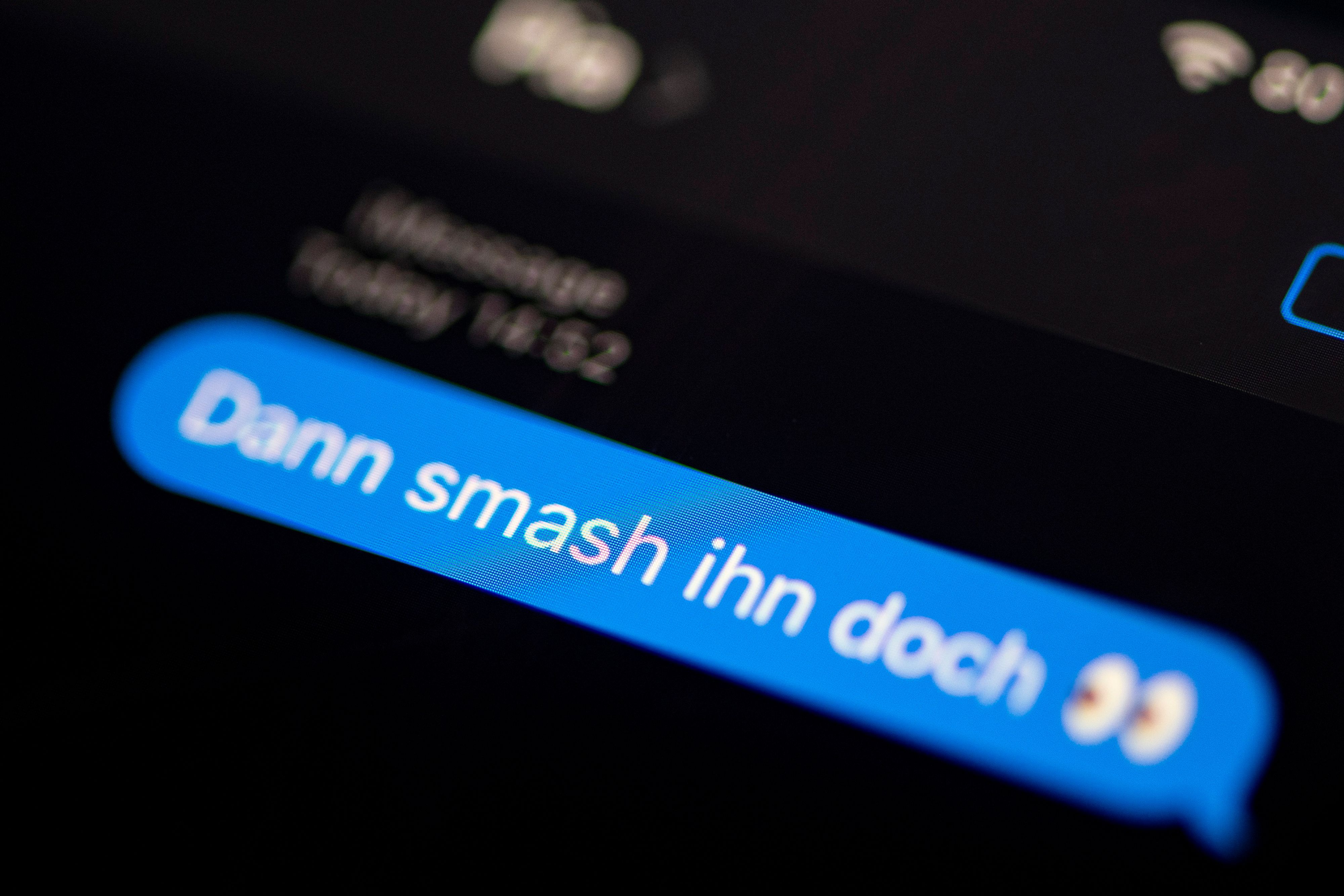 Das Wort „smash“ steht auf dem Bildschirm eines Smartphones.