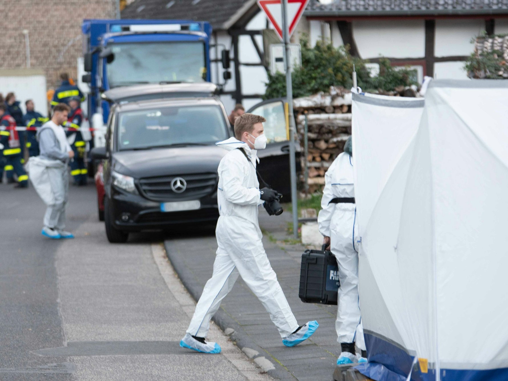 Kräfte der Spurensicherung arbeiten in einer Straße.