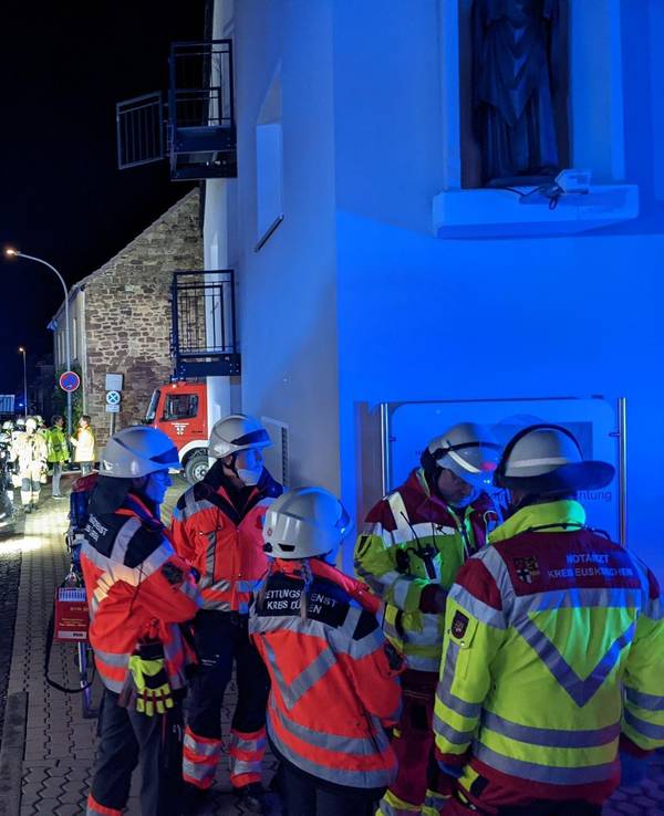 Rettungskräfte der Feuerwehr sind bei einem Brand in einem Altenheim am 25. Oktober 2022 in Mechernich im Einsatz.