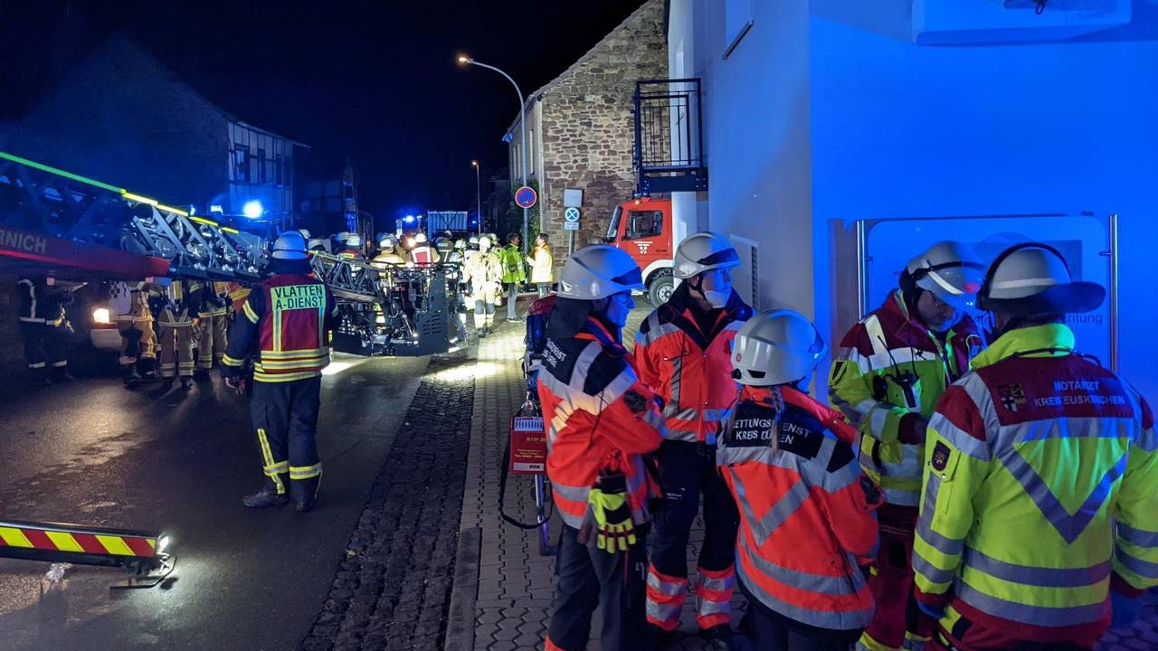 Rettungskräfte der Feuerwehr sind bei einem Brand in einem Altenheim am 25. Oktober 2022 in Mechernich im Einsatz.