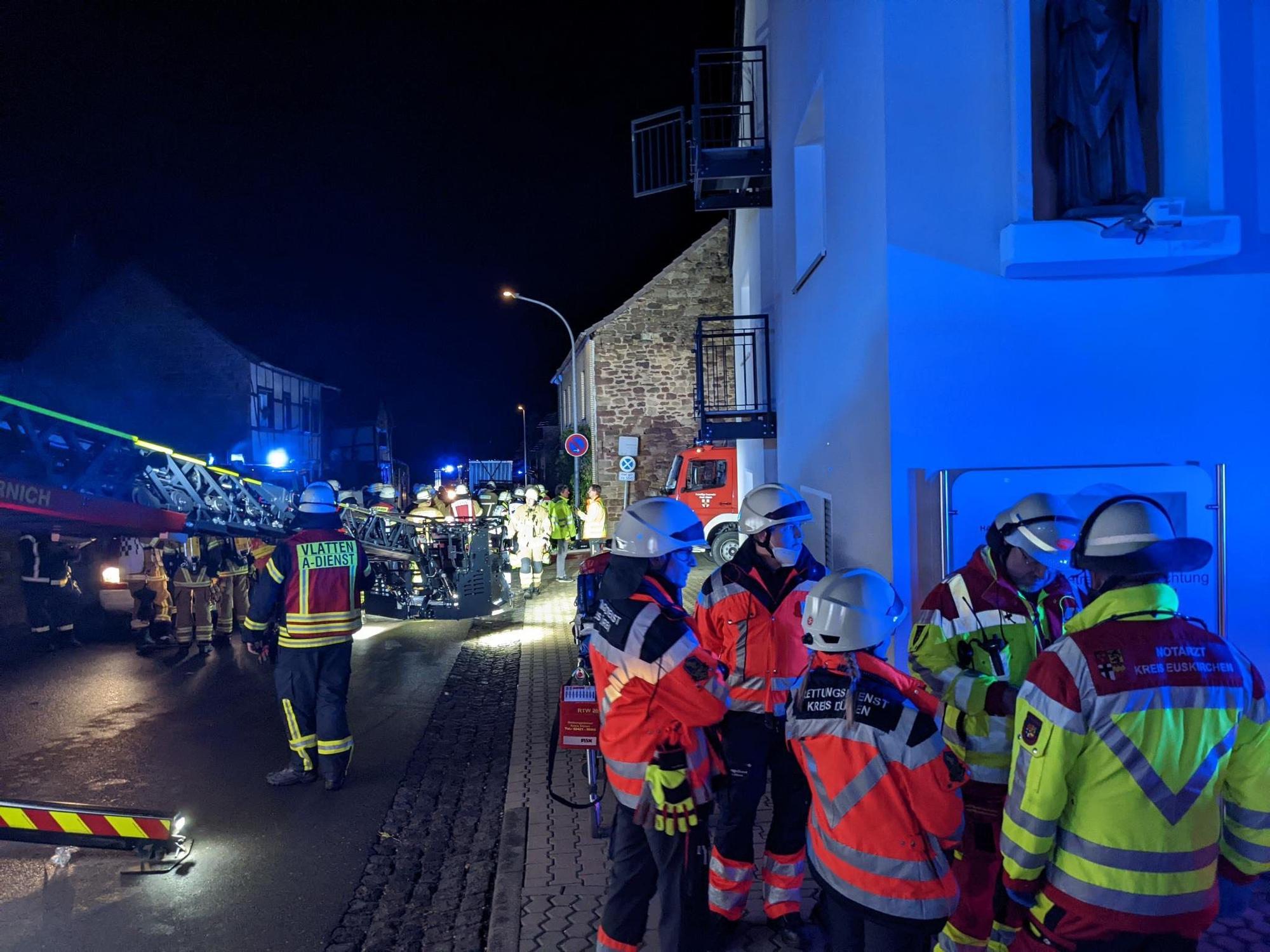 Rettungskräfte der Feuerwehr sind bei einem Brand in einem Altenheim am 25. Oktober 2022 in Mechernich im Einsatz.