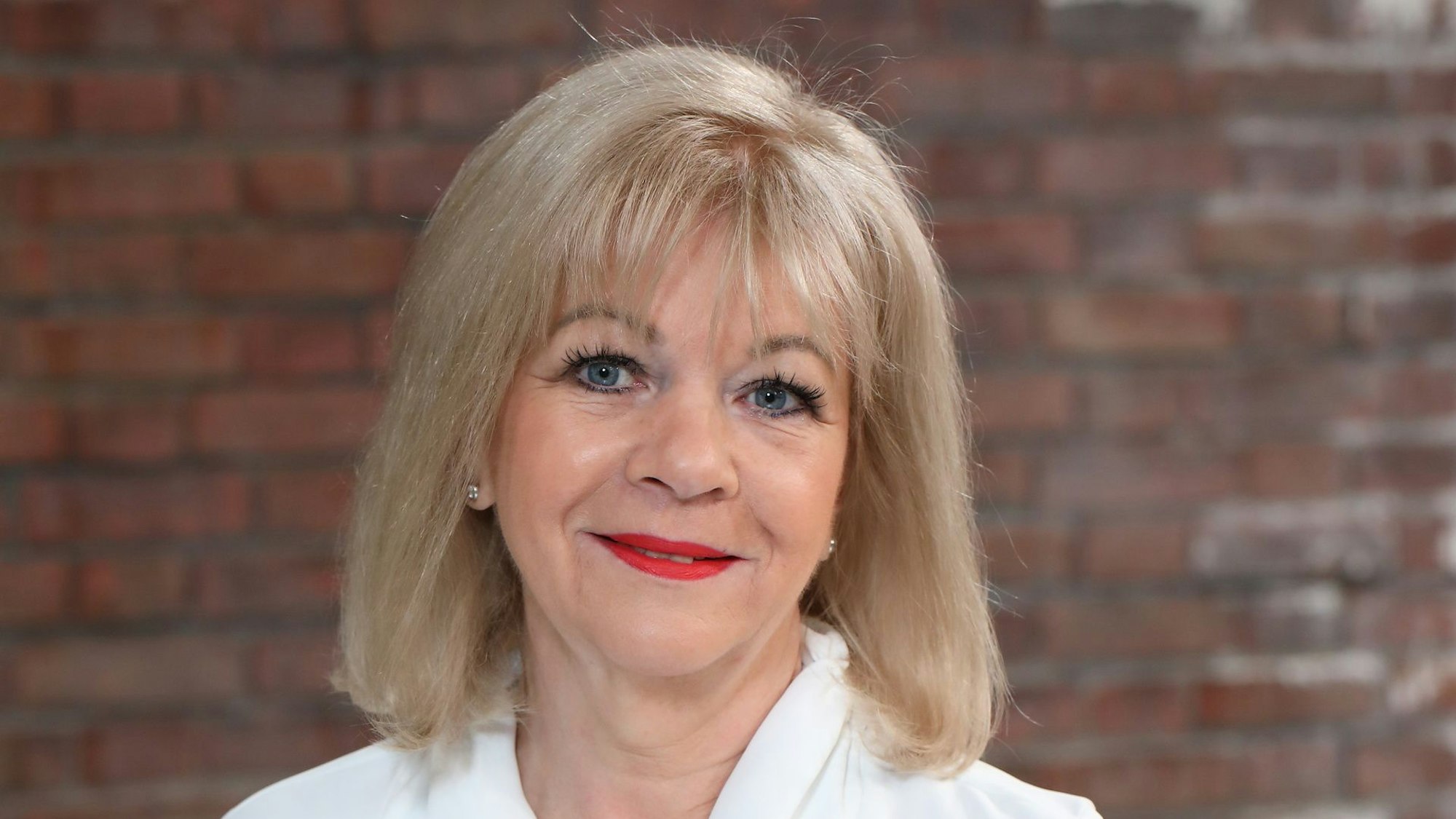 Elke Velten lacht in die Kamera.