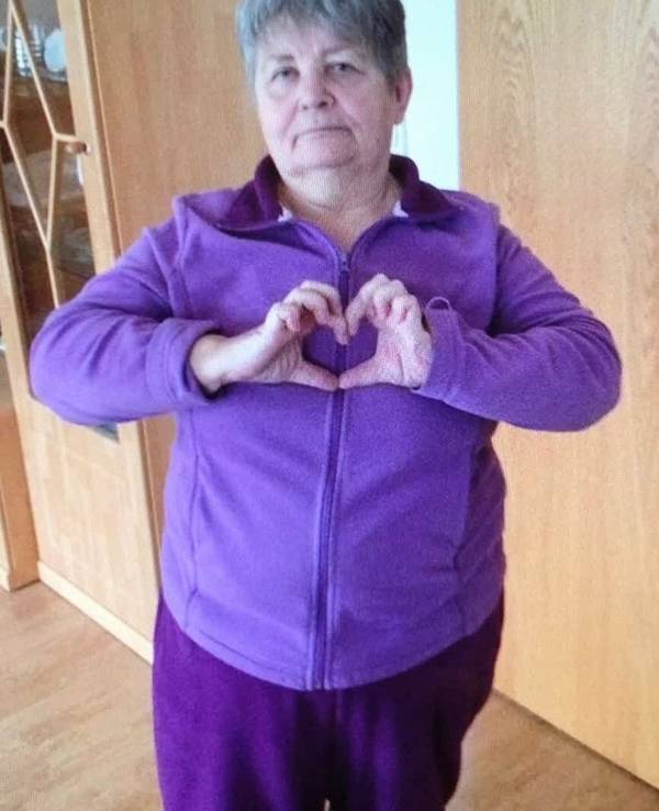 Marlis zeigt mit den Händen ein Herz in die Kamera. Die Frau aus Essen wird vermisst und von der Polizei gesucht.