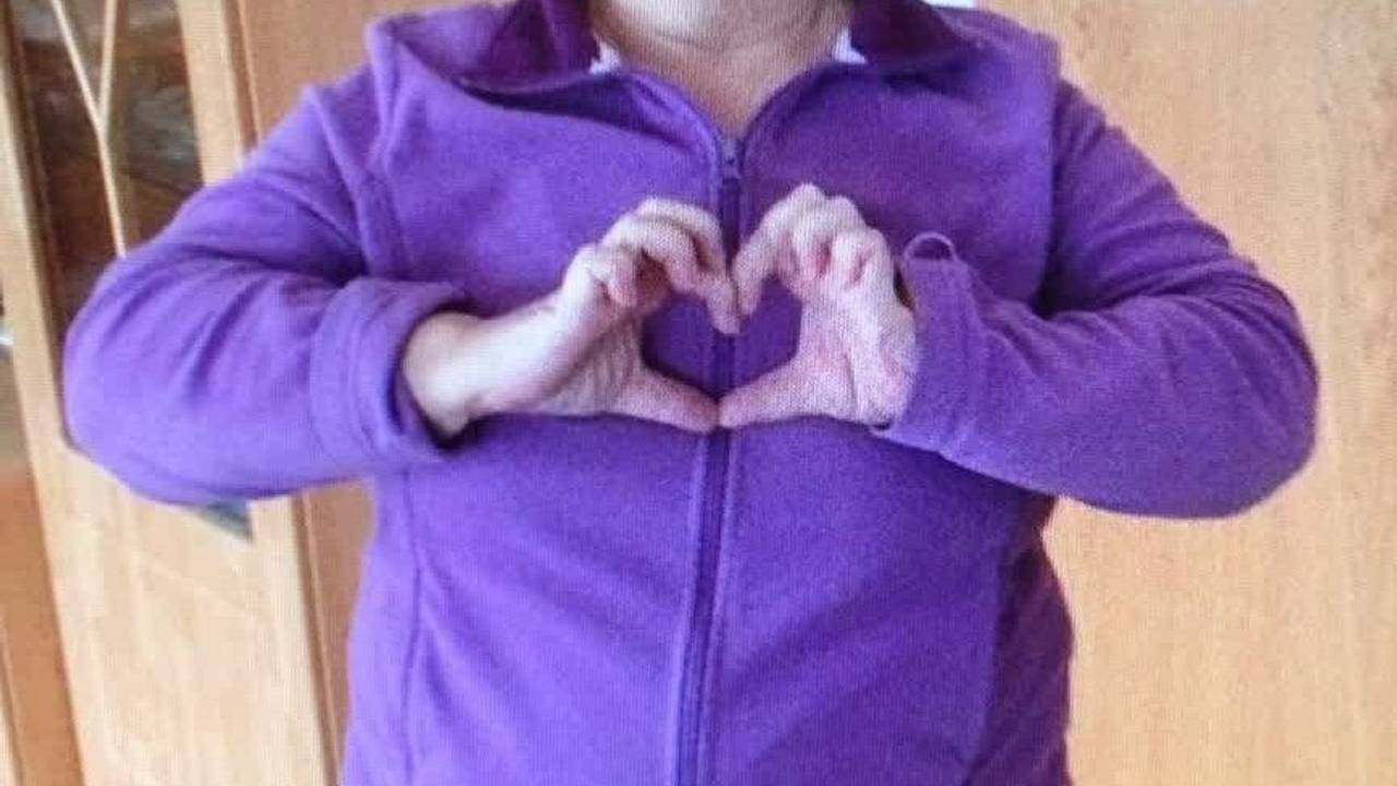 Marlis zeigt mit den Händen ein Herz in die Kamera. Die Frau aus Essen wird vermisst und von der Polizei gesucht.