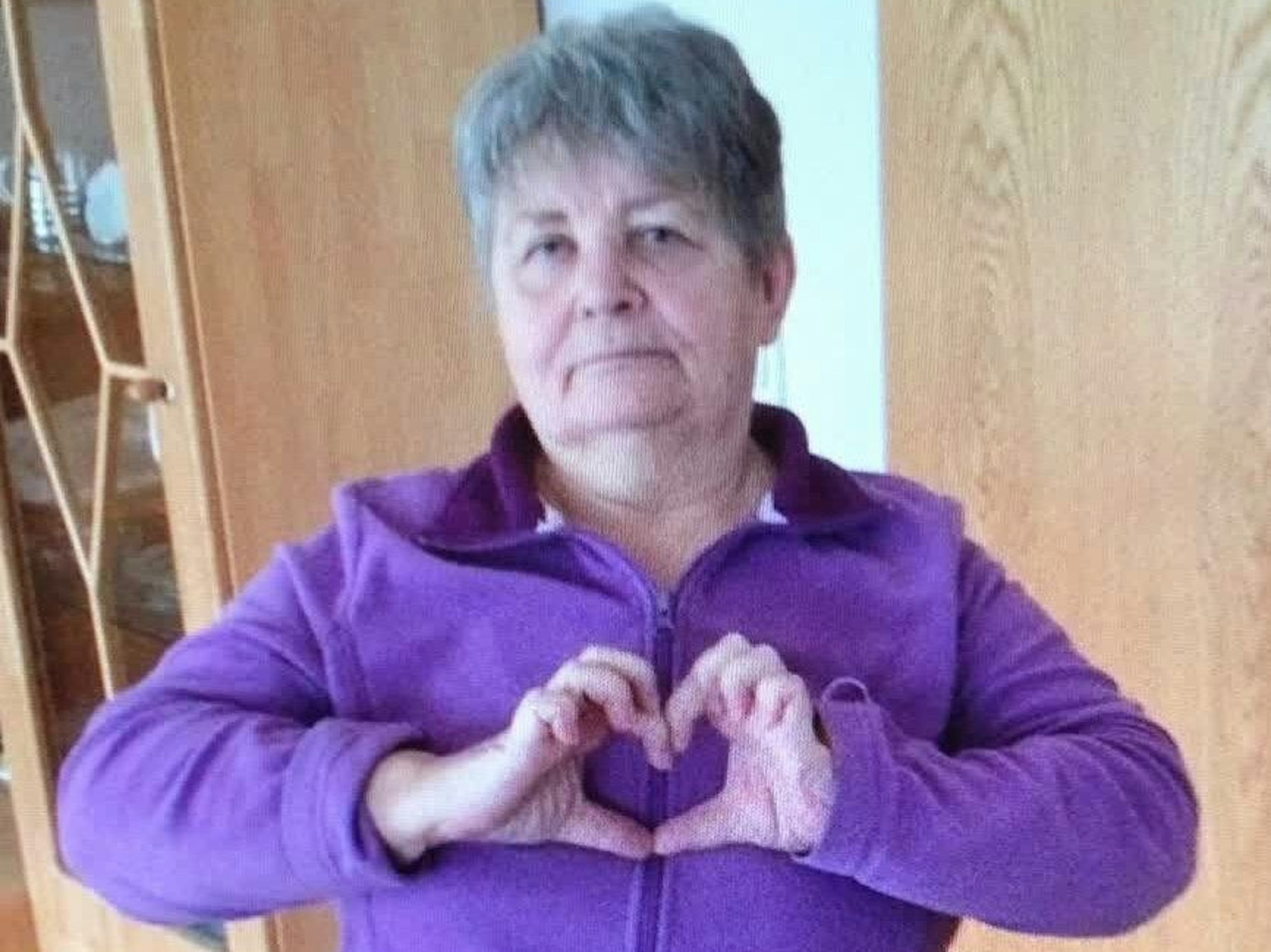 Marlis zeigt mit den Händen ein Herz in die Kamera. Die Frau aus Essen wird vermisst und von der Polizei gesucht.