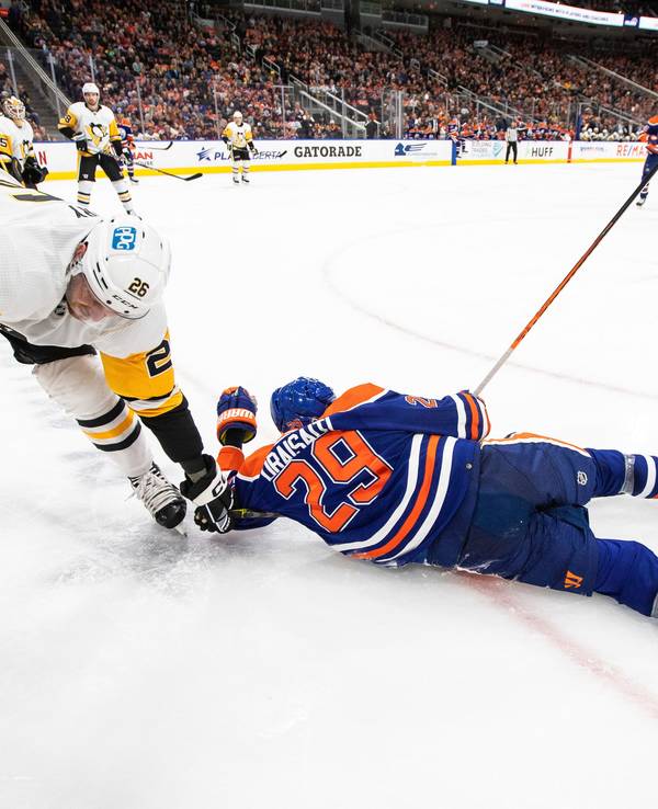 Leon Draisaitl (r) von den Edmonton Oilers stolpert während des zweiten Drittels.