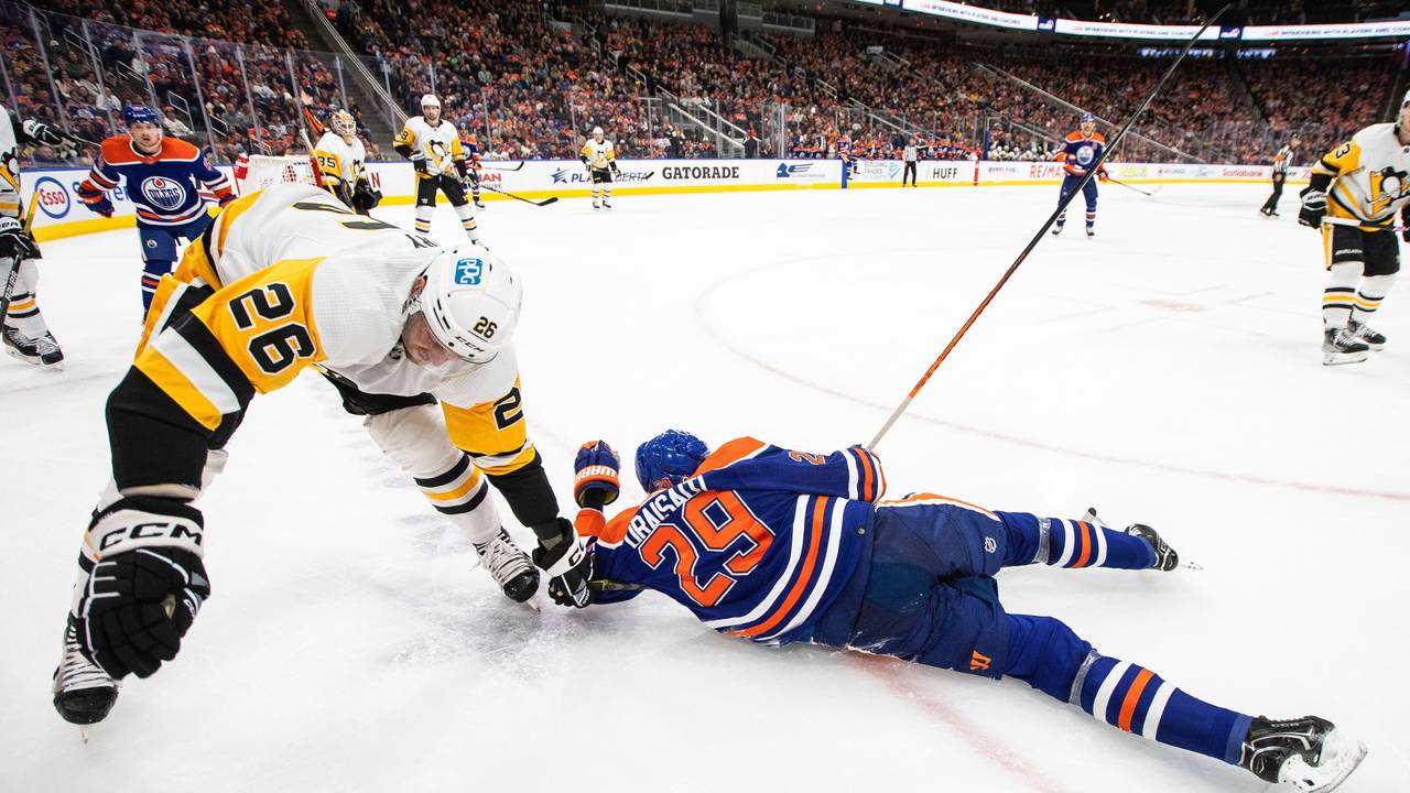 Leon Draisaitl (r) von den Edmonton Oilers stolpert während des zweiten Drittels.