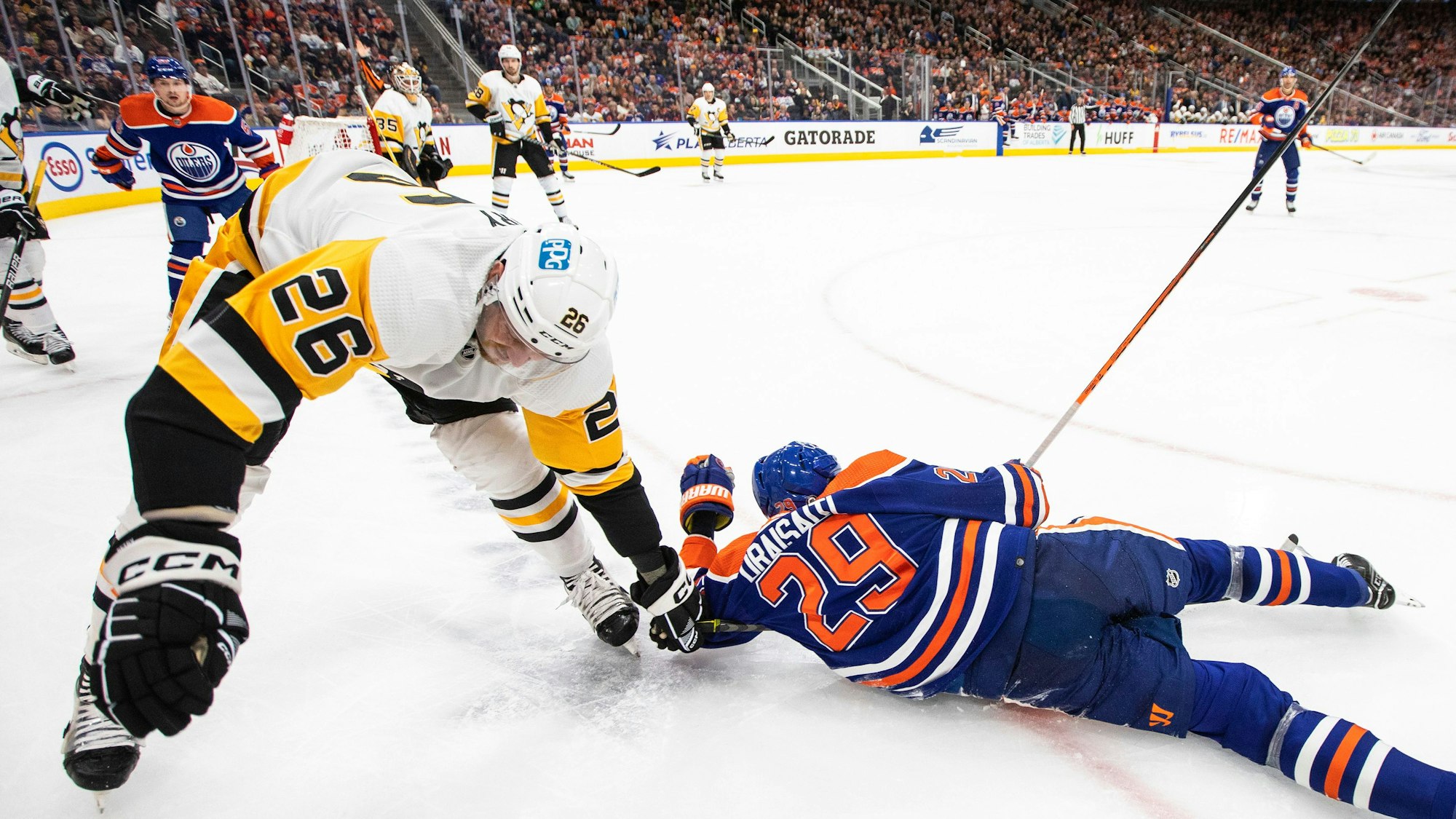 Leon Draisaitl (r) von den Edmonton Oilers stolpert während des zweiten Drittels.