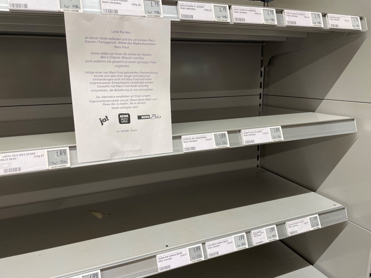 Blick in ein leeres Regal in einem REWE-Markt.