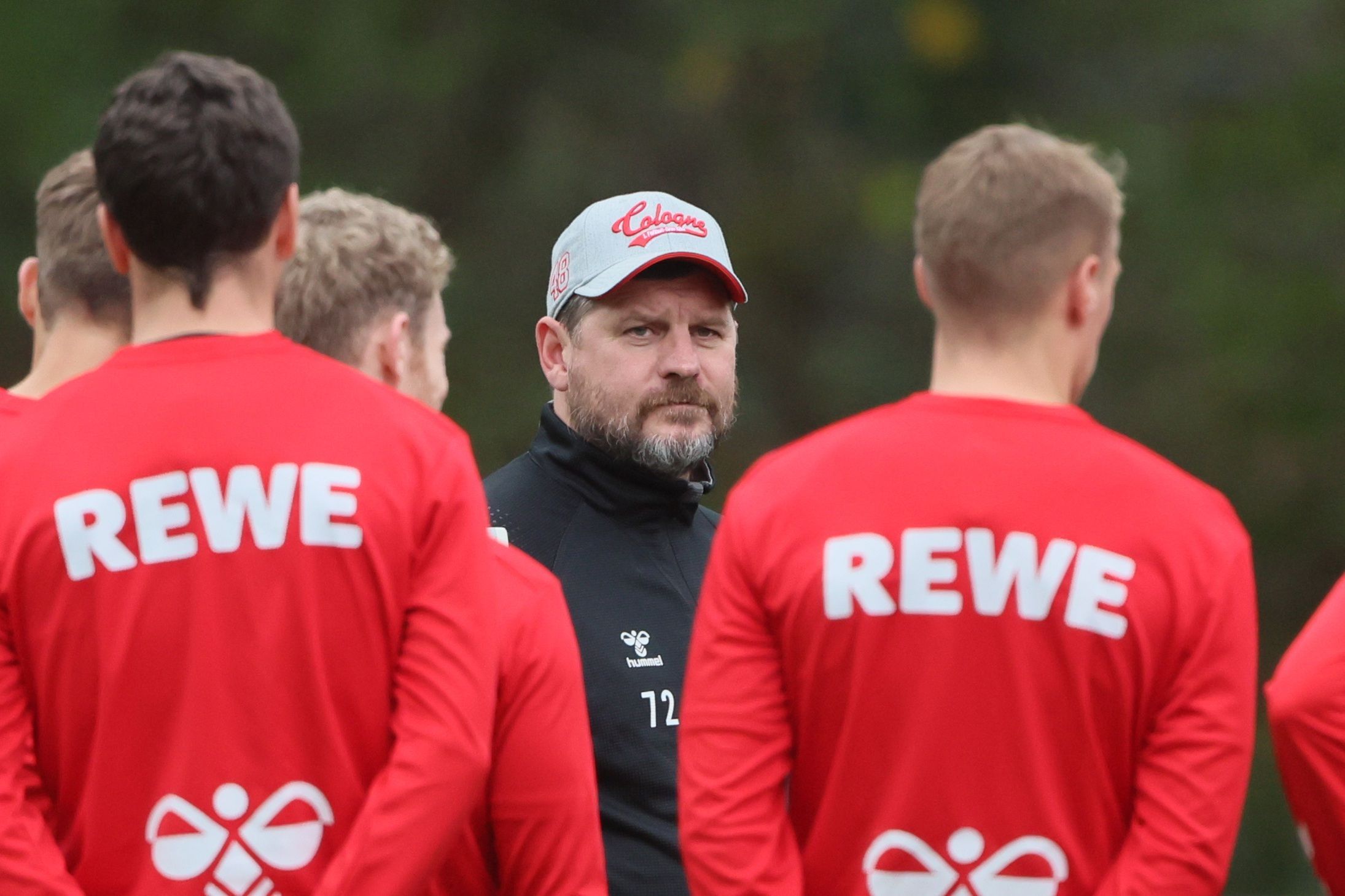Steffen Baumgart schaut beim Training des 1. FC Köln am 25. Oktober 2022.