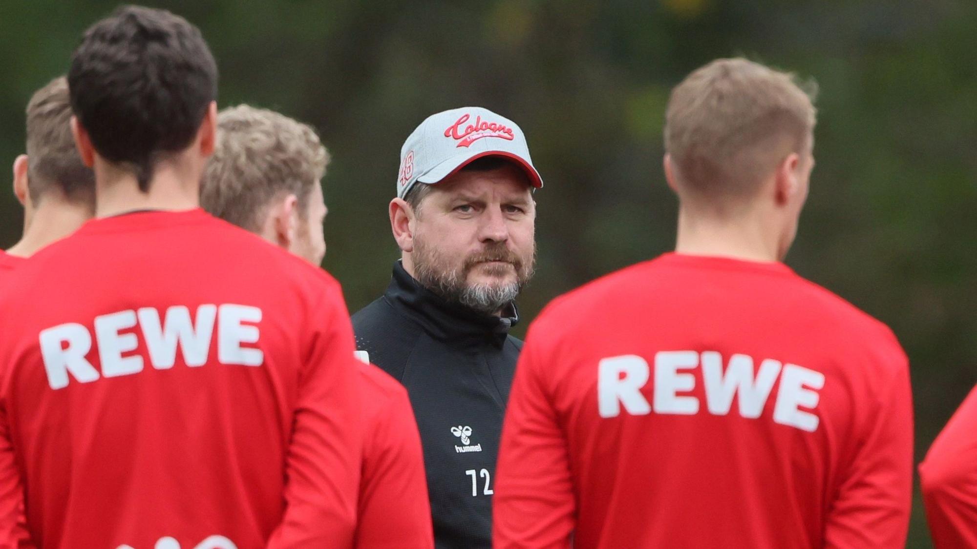 Steffen Baumgart schaut beim Training des 1. FC Köln am 25. Oktober 2022.