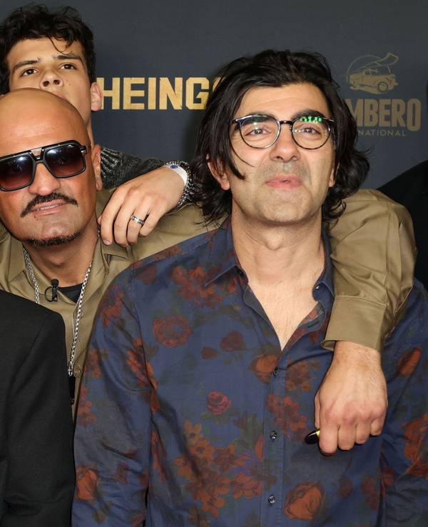 Der Cast der Xatar-Biografie Rheingold mit dem Rapper in Köln.