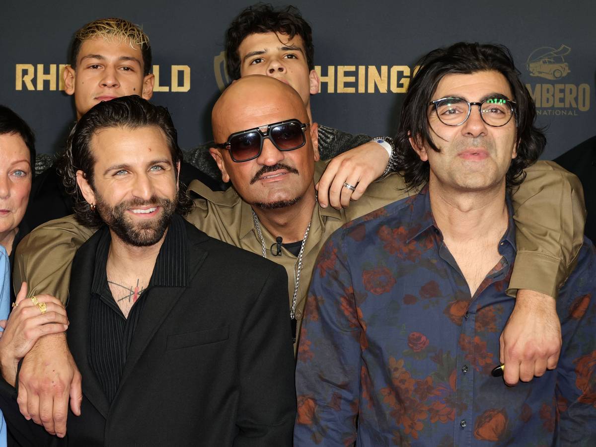 Der Cast der Xatar-Biografie Rheingold mit dem Rapper in Köln.