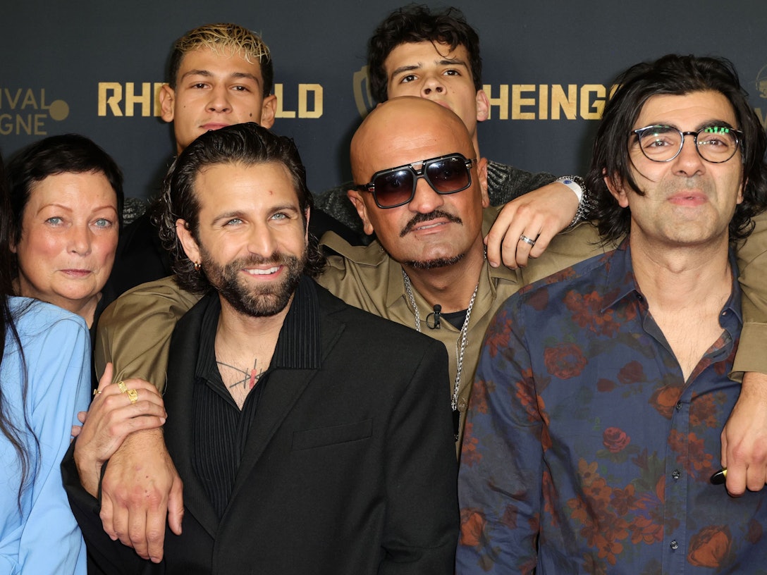 Der Cast der Xatar-Biografie Rheingold mit dem Rapper in Köln.