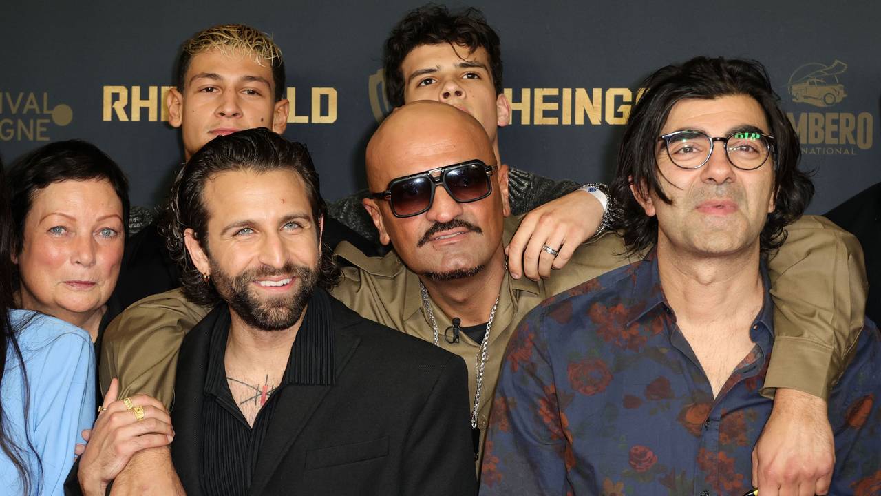 Der Cast der Xatar-Biografie Rheingold mit dem Rapper in Köln.