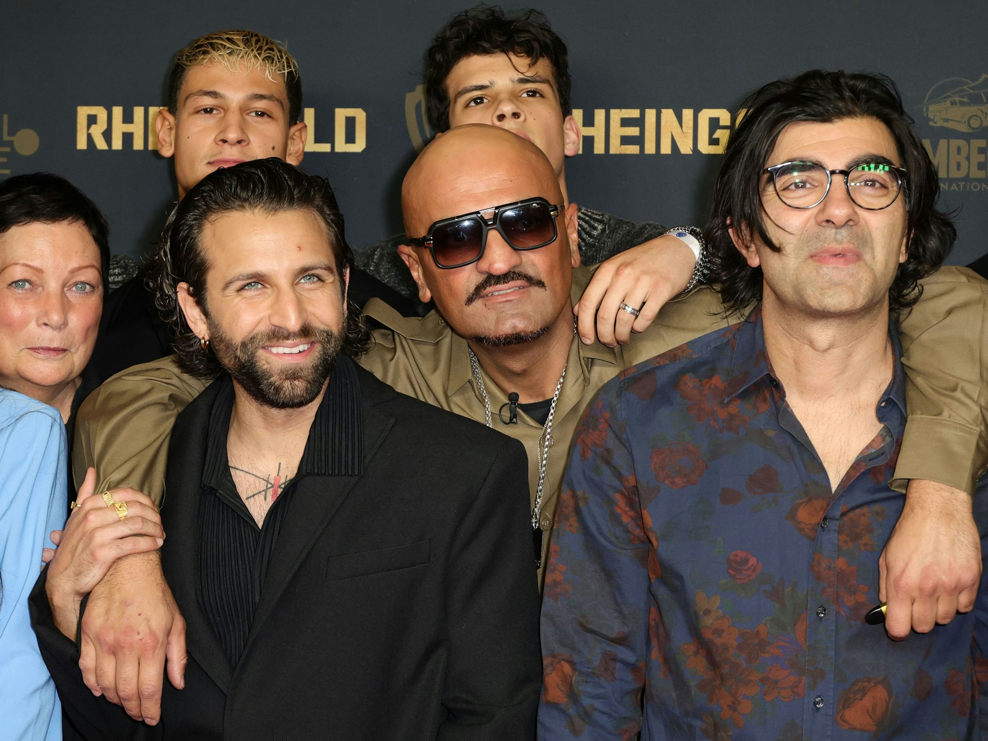 Der Cast der Xatar-Biografie Rheingold mit dem Rapper in Köln.