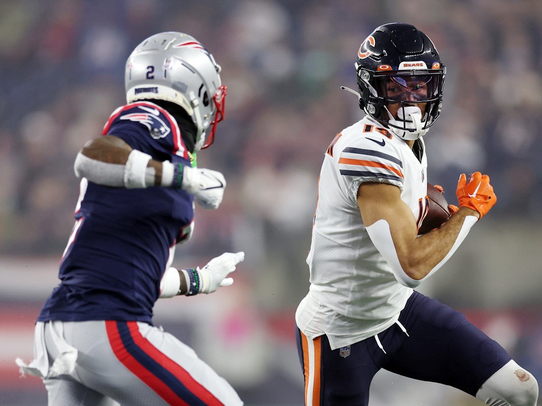 Equanimeous St. Brown rennt mit dem Ball vor Jalen Mills weg.