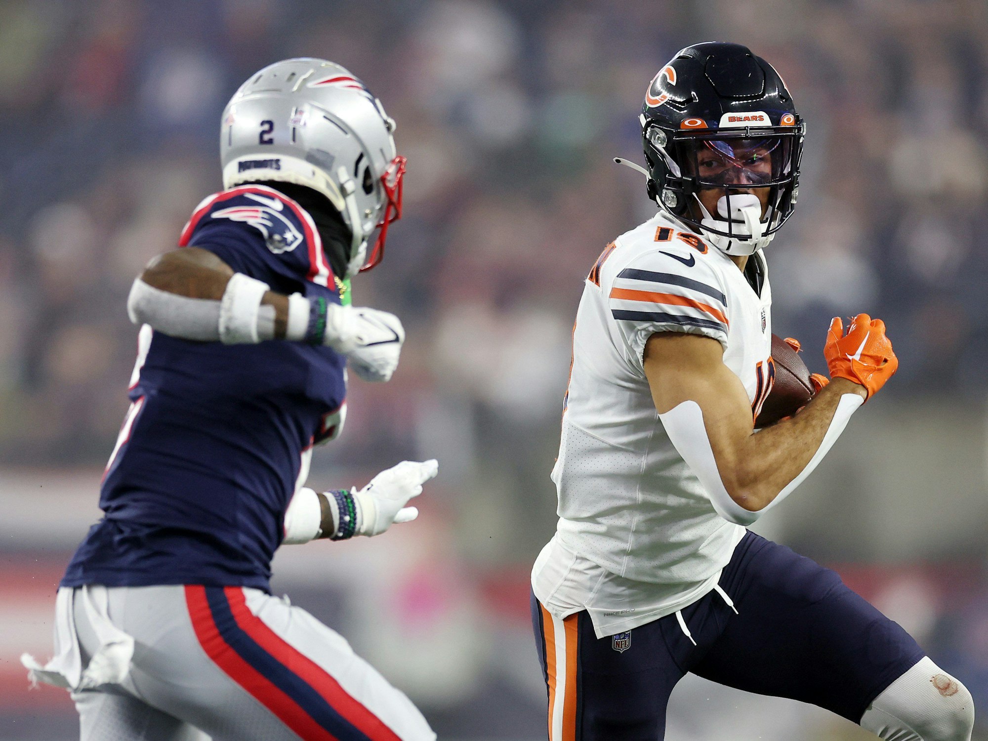 Equanimeous St. Brown rennt mit dem Ball vor Jalen Mills weg.