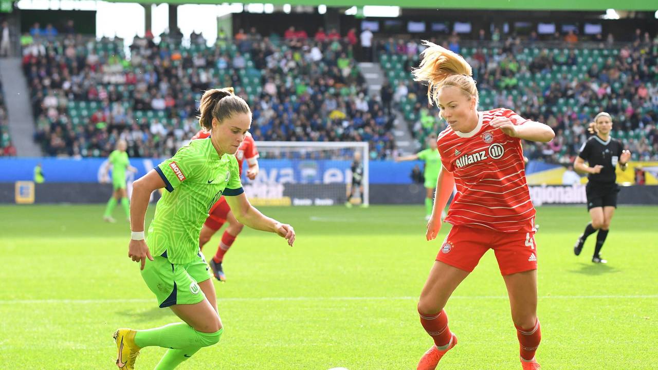 Ewa Pajor im Zweikampf mit Glodis Viggosdottir.