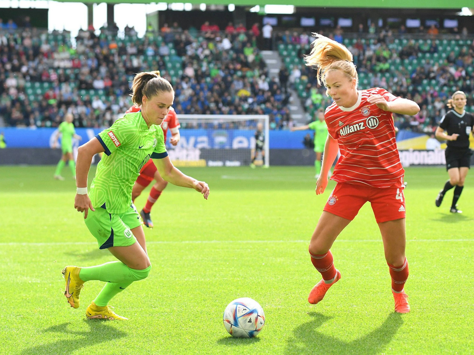 Ewa Pajor im Zweikampf mit Glodis Viggosdottir.