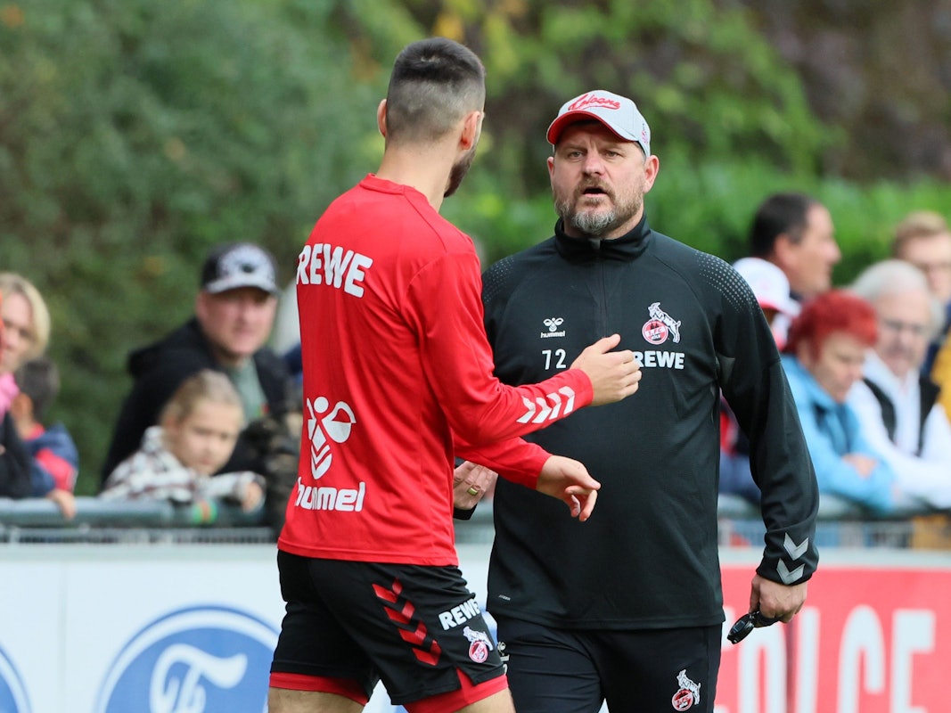 Steffen Baumgart sitzt am Mittwoch gemeinsam mit Sargis Adamyan (l., hier beim Training am 25. Oktober 2022) auf dem Pressekonferenz-Podium.