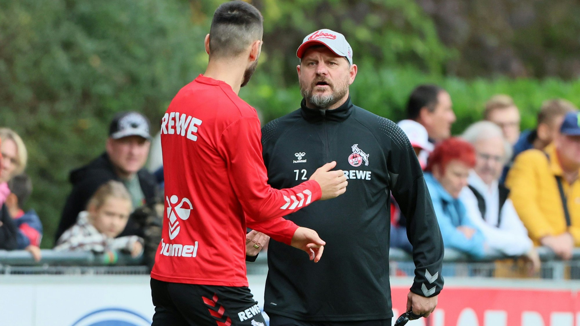 Steffen Baumgart sitzt am Mittwoch gemeinsam mit Sargis Adamyan (l., hier beim Training am 25. Oktober 2022) auf dem Pressekonferenz-Podium.