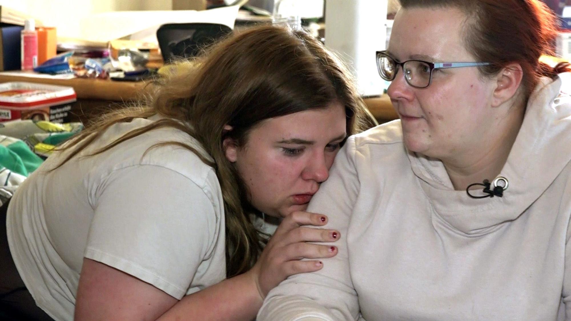 Lisa und ihre Mutter Franzi machen sich Sorgen um Markus, der im Krankenhaus liegt.