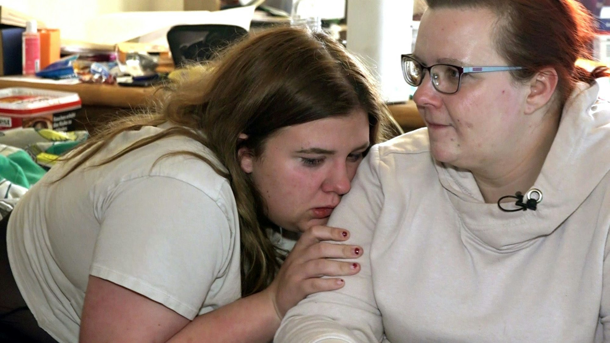 Lisa und ihre Mutter Franzi machen sich Sorgen um Markus, der im Krankenhaus liegt.