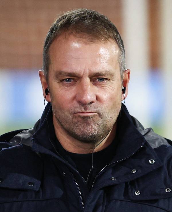 Bundestrainer Hansi Flick gibt im Stadion ein TV-Interview.