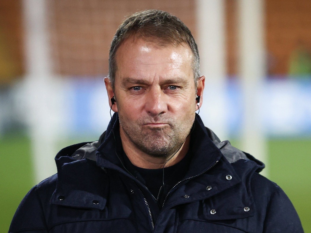 Bundestrainer Hansi Flick gibt im Stadion ein TV-Interview.