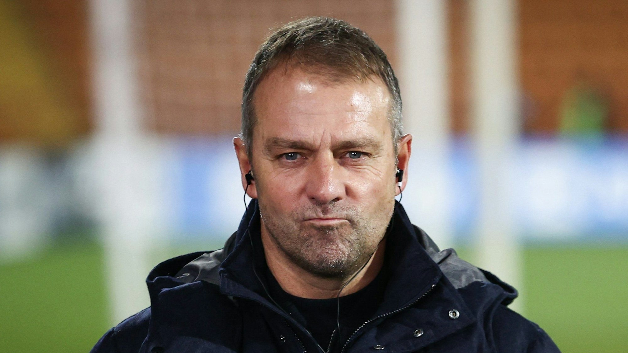 Bundestrainer Hansi Flick gibt im Stadion ein TV-Interview.