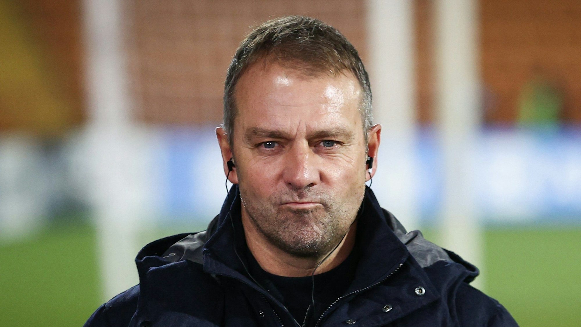 Bundestrainer Hansi Flick gibt im Stadion ein TV-Interview.