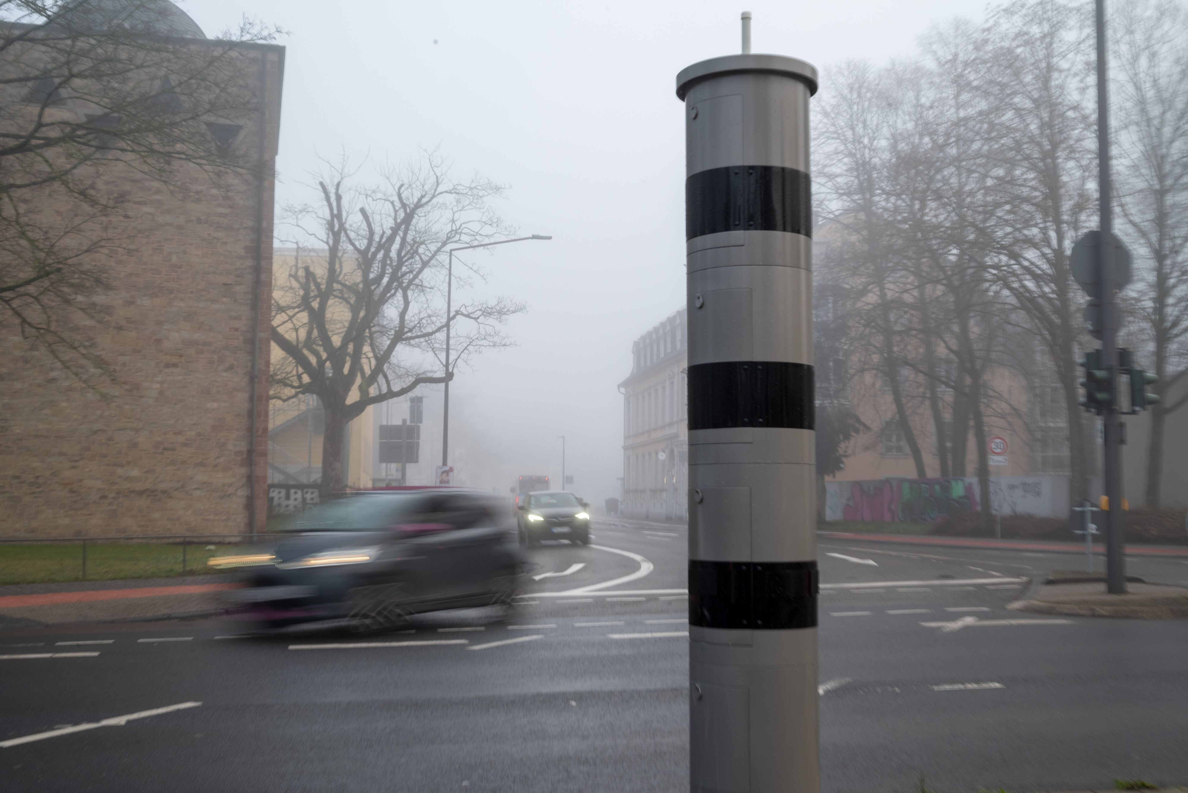 Eine Blitzeranlage steht in der Innenstadt von Trier.