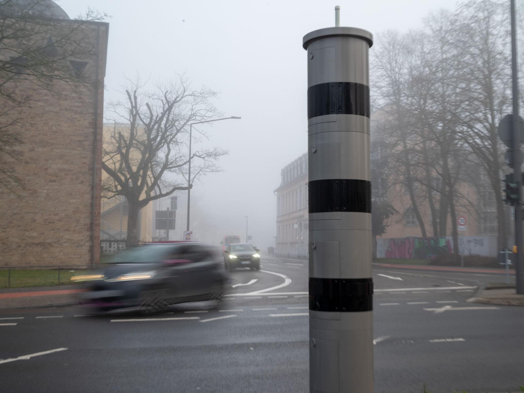 Eine Blitzeranlage steht in der Innenstadt von Trier.