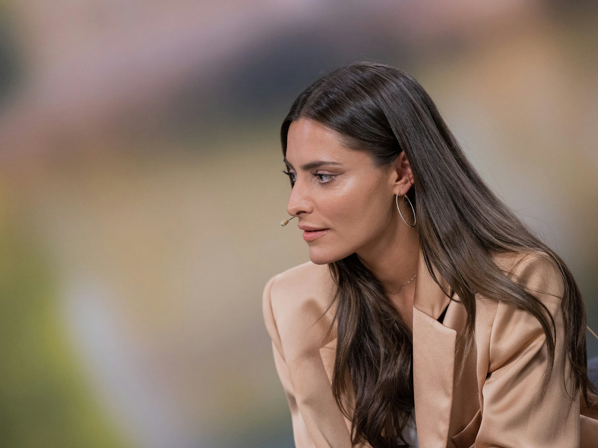 Sophia Thomalla, Schauspielerin, sitzt am 25. Juni 2021 bei einem Online-Talk bei Facebook "Laschet trifft Sophia Thomalla" im Studio in der CDU-Zentrale.