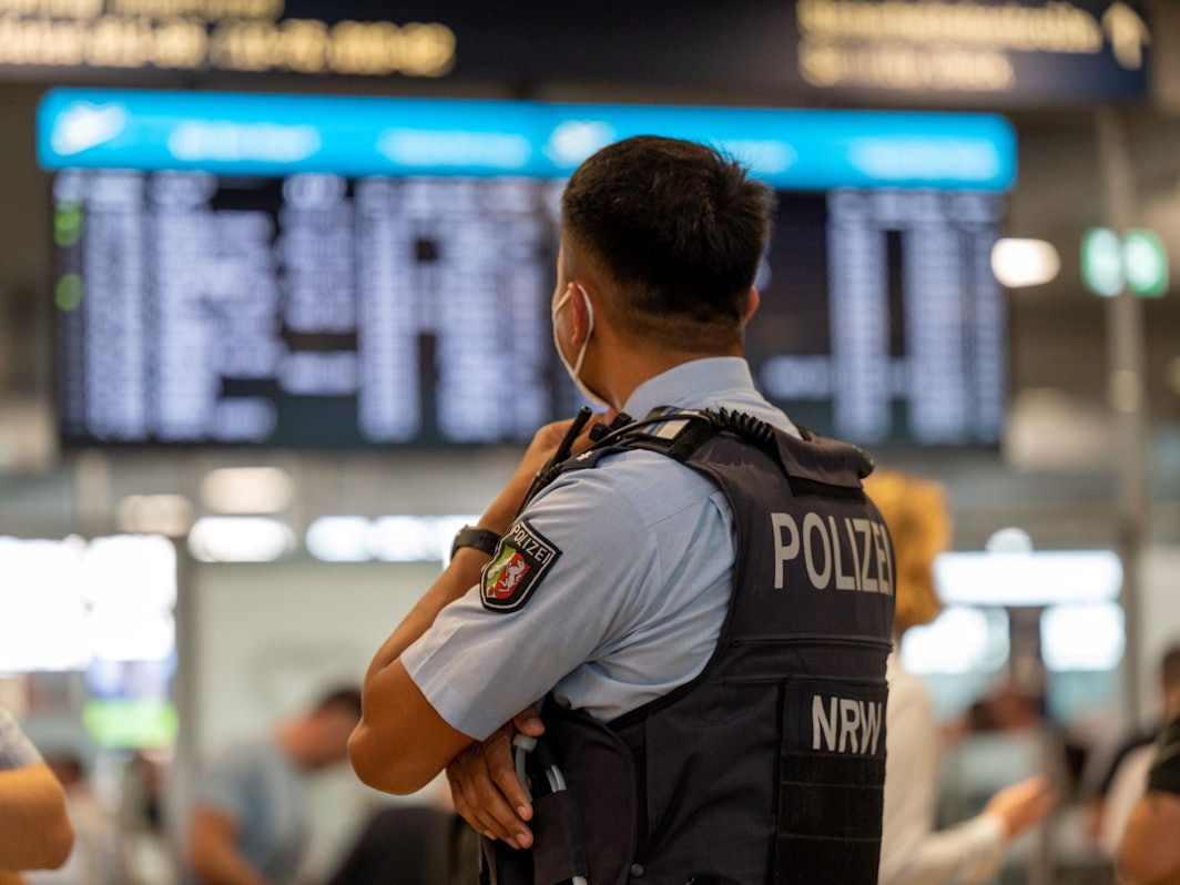 Ein Beamter der Bundespolizei am Flughafen Köln/Bonn