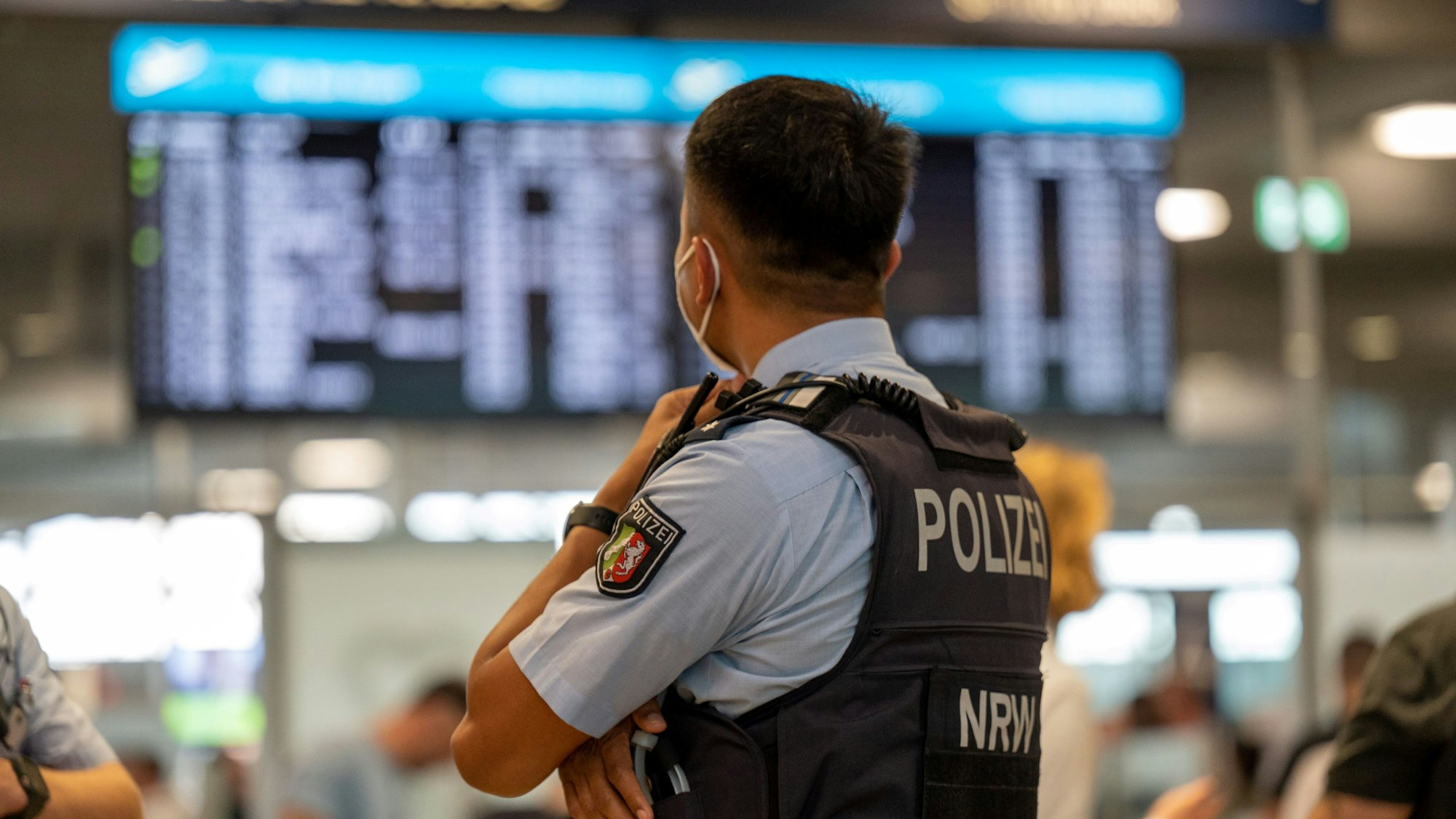 Ein Beamter der Bundespolizei am Flughafen Köln/Bonn