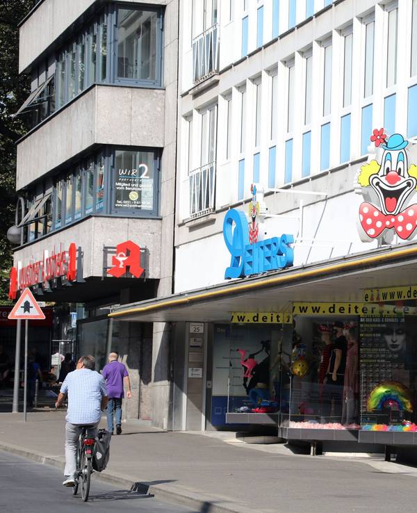 Die Deiters-Filiale an der Gürzenichstraße in Köln. Jetzt hat der Kostüm-Riese drei neue Filialen eröffnet.
