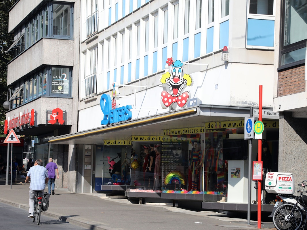 Die Deiters-Filiale an der Gürzenichstraße in Köln. Jetzt hat der Kostüm-Riese drei neue Filialen eröffnet.