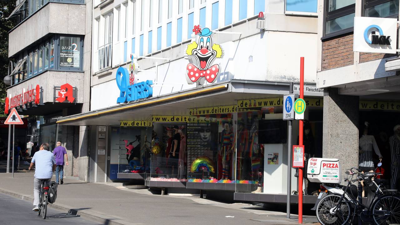 Die Deiters-Filiale an der Gürzenichstraße in Köln. Jetzt hat der Kostüm-Riese drei neue Filialen eröffnet.
