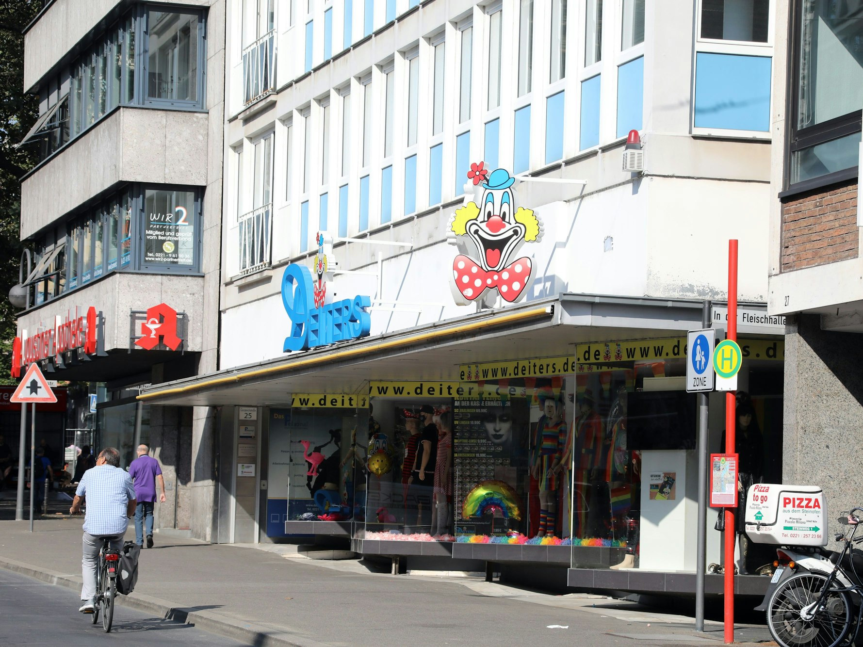 Die Deiters-Filiale an der Gürzenichstraße in Köln. Jetzt hat der Kostüm-Riese drei neue Filialen eröffnet.