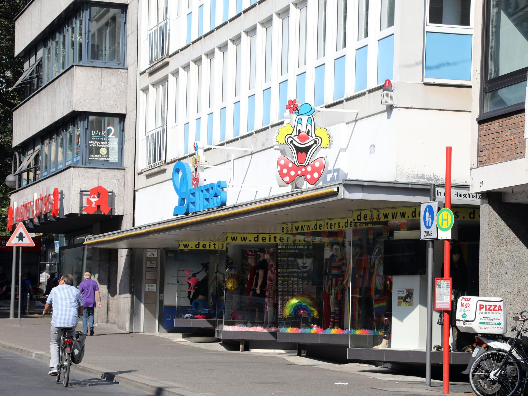 Die Deiters-Filiale an der Gürzenichstraße in Köln. Jetzt hat der Kostüm-Riese drei neue Filialen eröffnet.