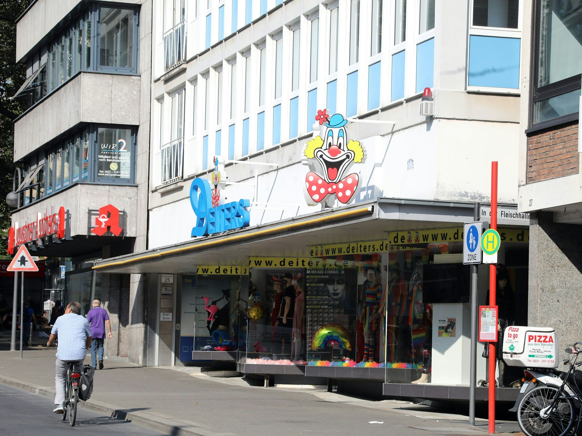 Die Deiters-Filiale an der Gürzenichstraße in Köln. Jetzt hat der Kostüm-Riese drei neue Filialen eröffnet.