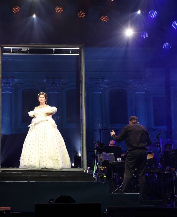 Maya Hakvoort als Elisabeth auf der Bühne.